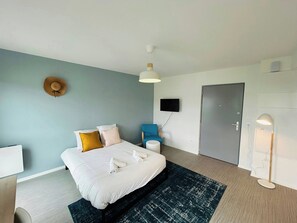 Desk, WiFi, bed sheets, wheelchair access - We Live In R - Suite 401 (Reims)