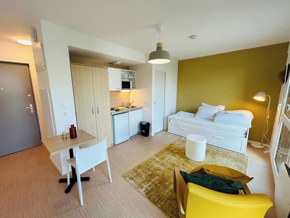 Desk, WiFi, bed sheets