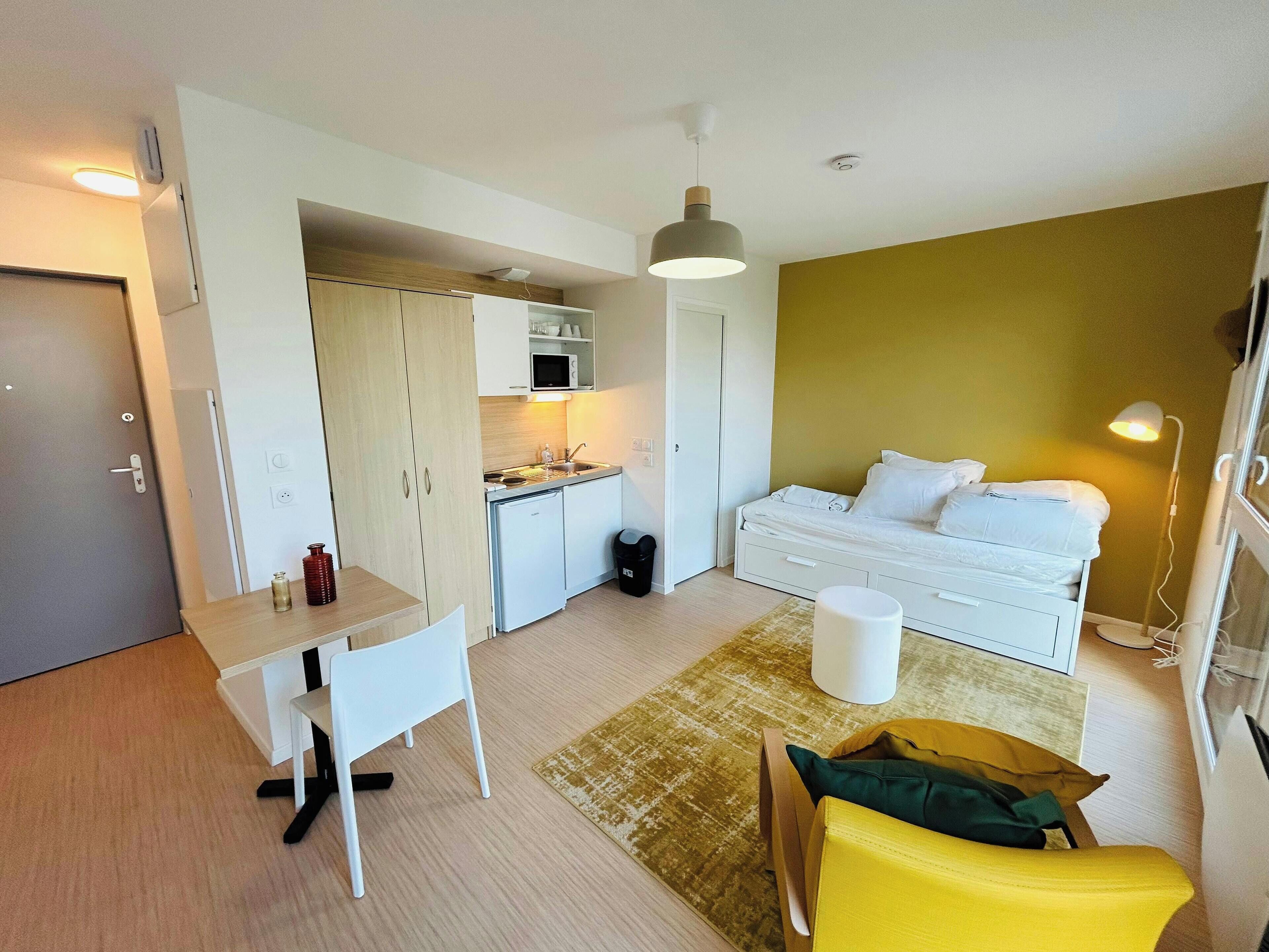 Een bureau, wifi, beddengoed