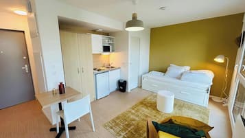 Desk, WiFi, bed sheets