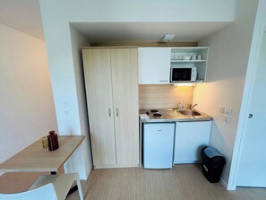 Fridge, microwave, stovetop, coffee/tea maker