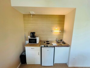 Kühlschrank, Mikrowelle, Wasserkocher mit Kaffee-/Teezubehör, Toaster