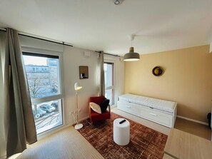 Skrivbord, wi-fi och sÀngklÀder