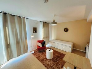 Desk, WiFi, bed sheets