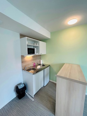 Kühlschrank, Mikrowelle, Wasserkocher mit Kaffee-/Teezubehör, Toaster