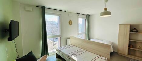 Desk, WiFi, bed sheets, wheelchair access