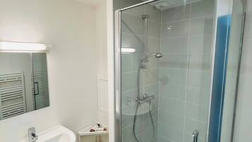 Sèche-cheveux, serviettes fournies