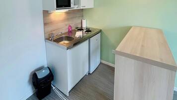 Een koelkast, een microgolfoven, een koffiezetapparaat/waterkoker