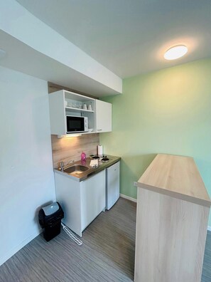 Refrigerador, microondas, cafetera y tetera y tostadora
