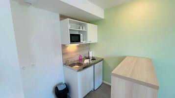 Réfrigérateur, micro-ondes, cafetière/bouilloire, grille-pain