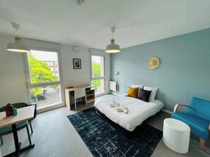 デスク、WiFi、ベッドシーツ