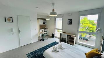 Desk, WiFi, bed sheets