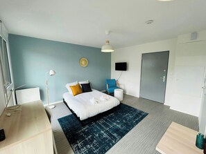 Desk, WiFi, bed sheets