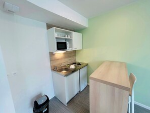 Refrigerador, microondas, cafetera y tetera y tostadora 