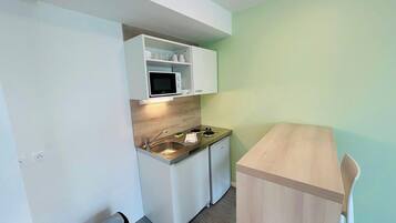 Refrigerador, microondas, cafetera y tetera y tostadora