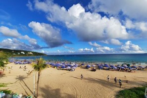 A beach with umbrellas and people. - Kenting Lan Bay Hotel (Pingtung)