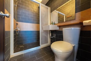 A bathroom with a shower, toilet, and sink. - Kenting Lan Bay Hotel (Pingtung)