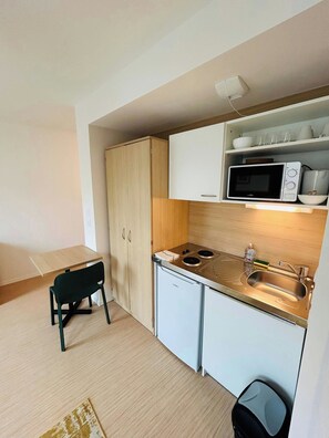Fridge, microwave, coffee/tea maker, toaster