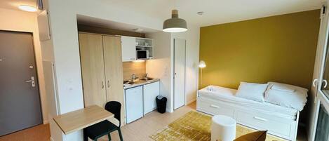 Desk, WiFi, bed sheets, wheelchair access