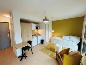 Desk, WiFi, bed sheets, wheelchair access