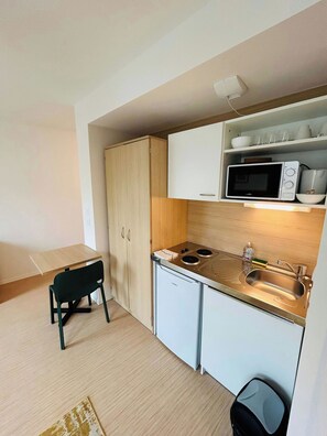 Fridge, microwave, coffee/tea maker, toaster