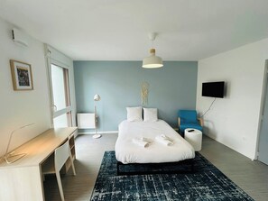 Desk, WiFi, bed sheets, wheelchair access