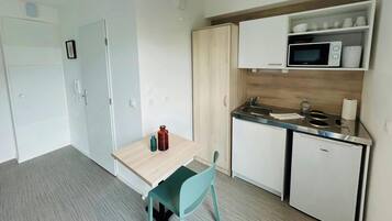 Refrigerador, microondas, cafetera y tetera y tostadora