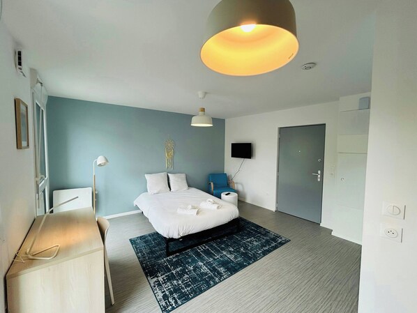 Desk, WiFi, bed sheets, wheelchair access