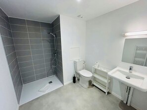 Secador de cabelo, toalhas de banho