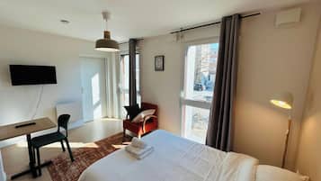 Desk, WiFi, bed sheets, wheelchair access