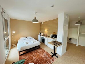 Desk, WiFi, bed sheets, wheelchair access