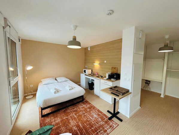 Desk, WiFi, bed sheets, wheelchair access