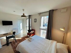 Desk, WiFi, bed sheets, wheelchair access