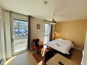 Desk, WiFi, bed sheets, wheelchair access