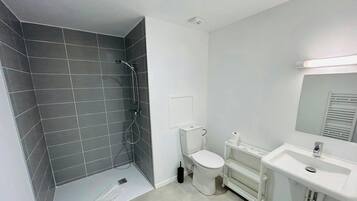 SĂšche-cheveux, serviettes fournies