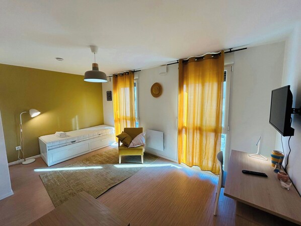 Desk, WiFi, bed sheets, wheelchair access