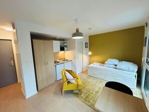 Desk, WiFi, bed sheets, wheelchair access