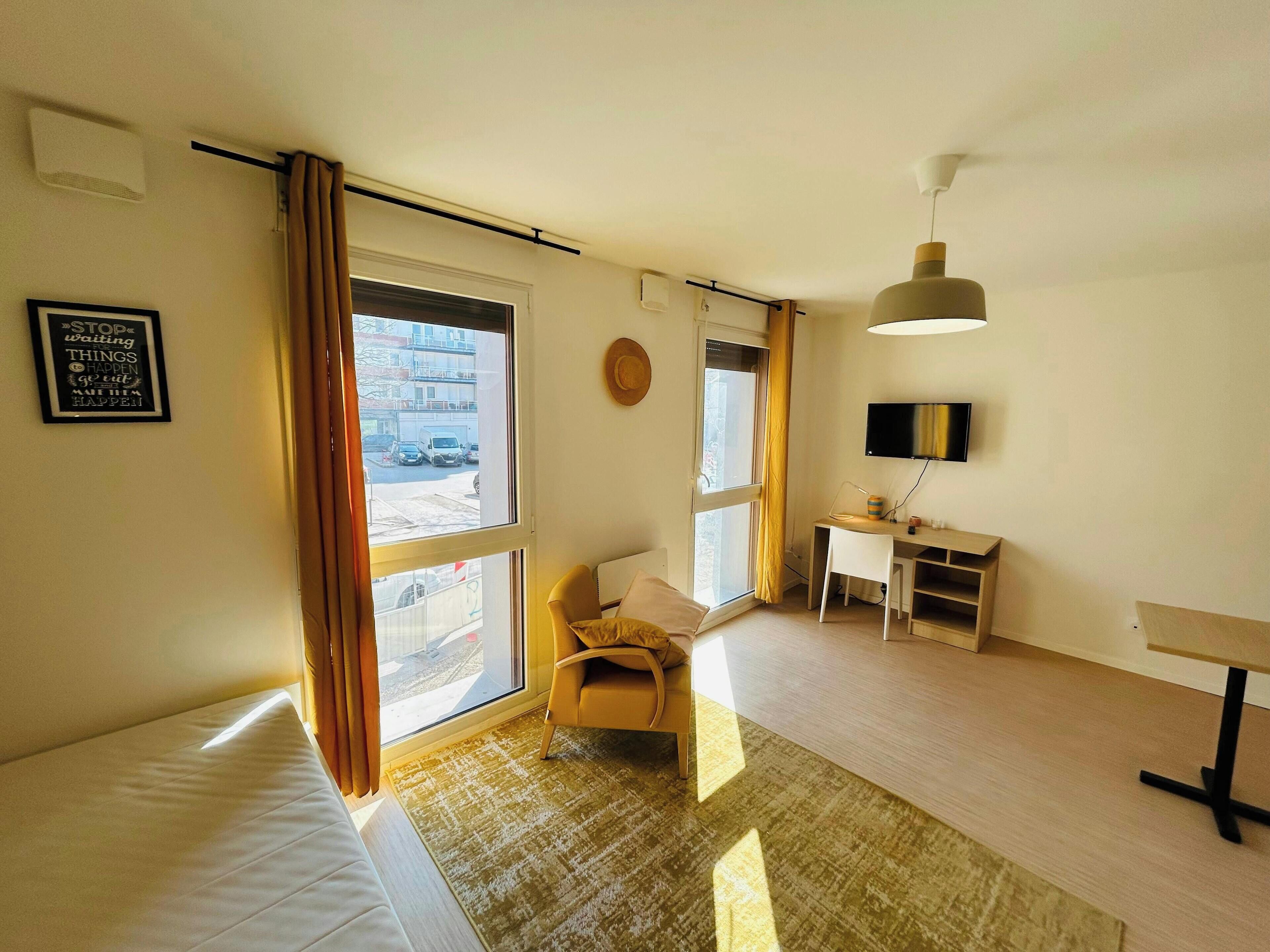 Skrivebord, wi-fi, sengetøy og rullestolvennlig