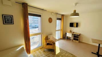 Escritorio, wifi, ropa de cama y acceso para silla de ruedas