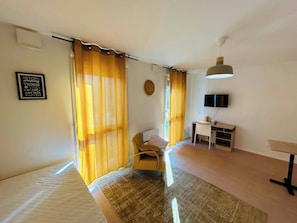 Desk, WiFi, bed sheets, wheelchair access
