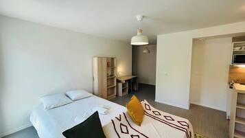 Desk, WiFi, bed sheets, wheelchair access