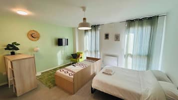 Een bureau, wifi, beddengoed, rolstoeltoegang