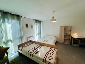 Desk, WiFi, bed sheets, wheelchair access