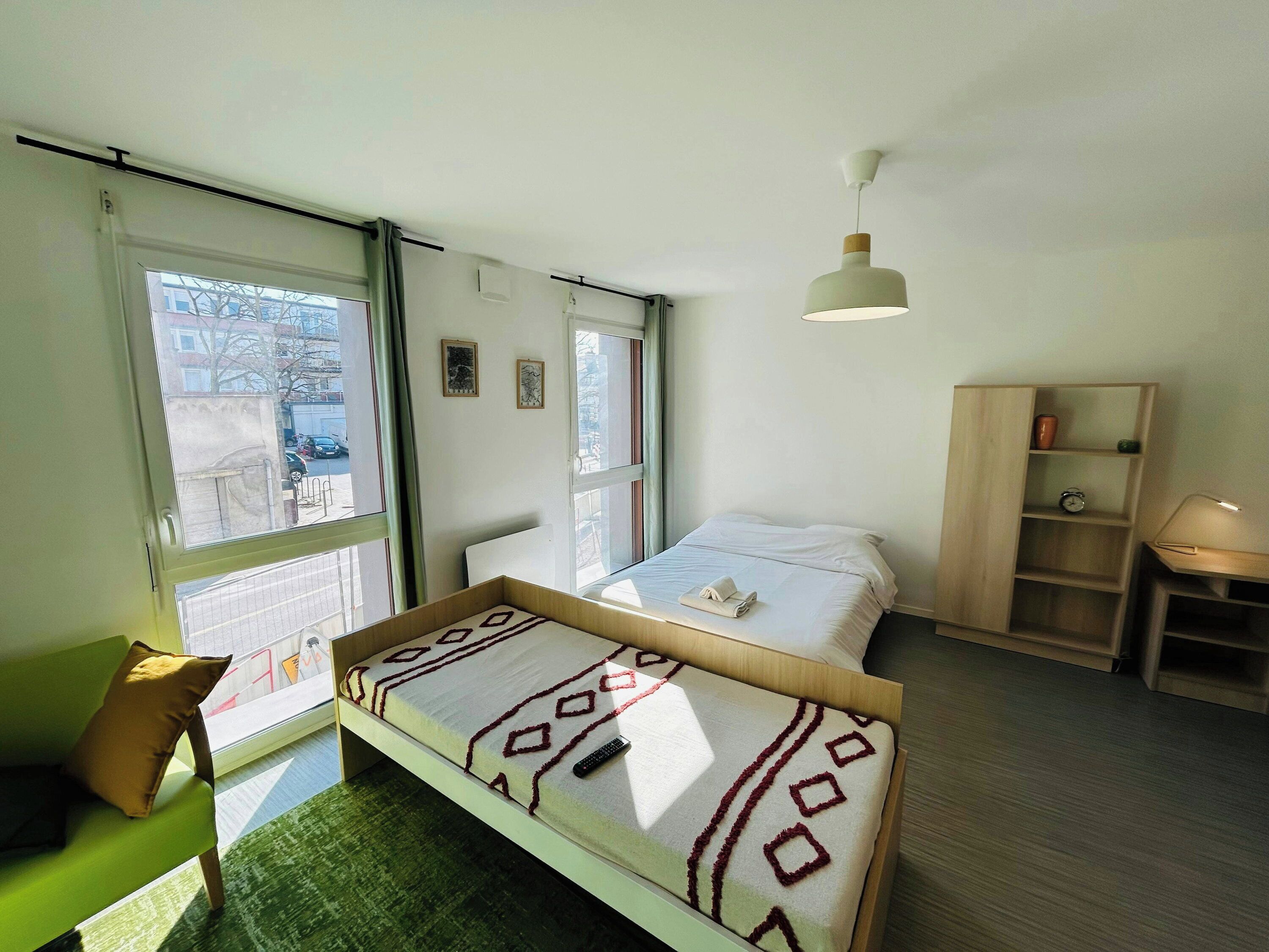 Een bureau, wifi, beddengoed, rolstoeltoegang
