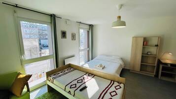 Een bureau, wifi, beddengoed, rolstoeltoegang