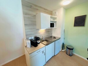 Jääkaappi, mikroaaltouuni, kahvin-/teenkeitin, leivänpaahdin