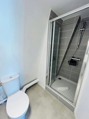 Shower, hair dryer, towels - We Live In R - Duplex 504 (Reims)