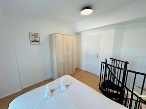 1 bedroom, desk, WiFi, bed sheets - We Live In R - Duplex 504 (Reims)