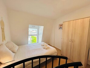 1 bedroom, desk, WiFi, bed sheets