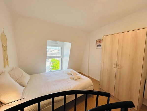 1 bedroom, desk, WiFi, bed sheets